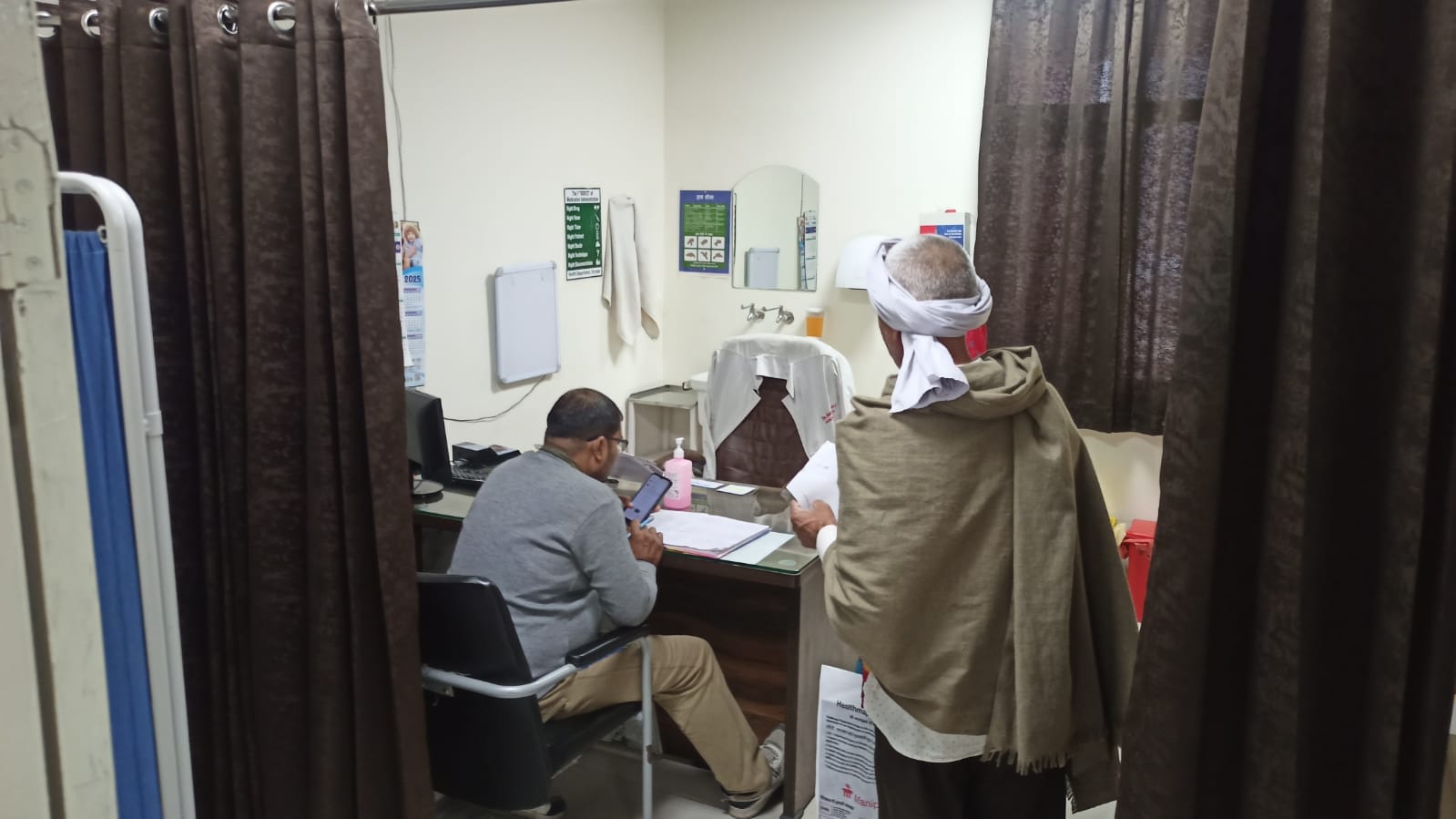 जिला अस्पताल में मनोचिकित्सक के केबिन के बाहर लगी लोगों की भीड़। संवाद