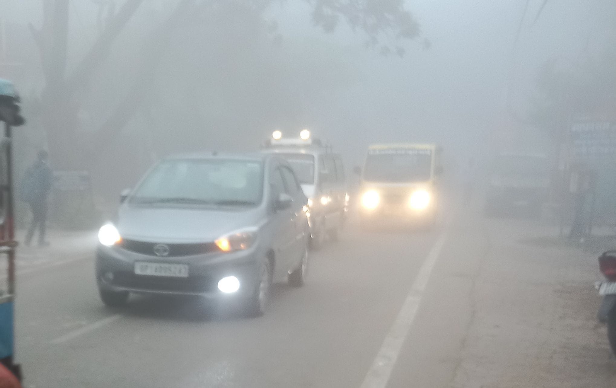 कोहरे के कारण वाहन चालकों को दिन में लाइट जलाकर चलना पड़ा। संवाद