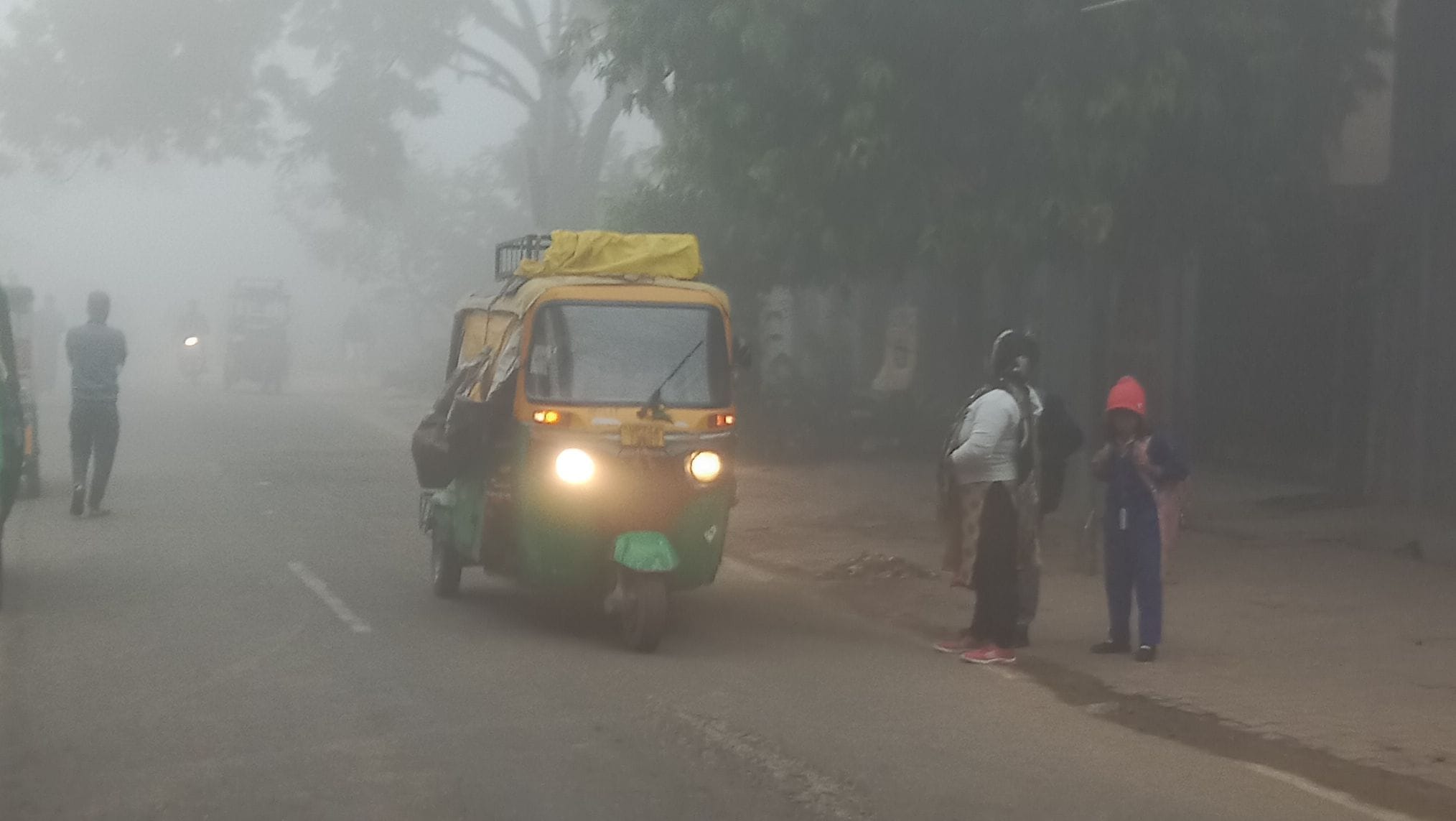 कोहरे के कारण वाहन चालकों को दिन में लाइट जलाकर चलना पड़ा। संवाद