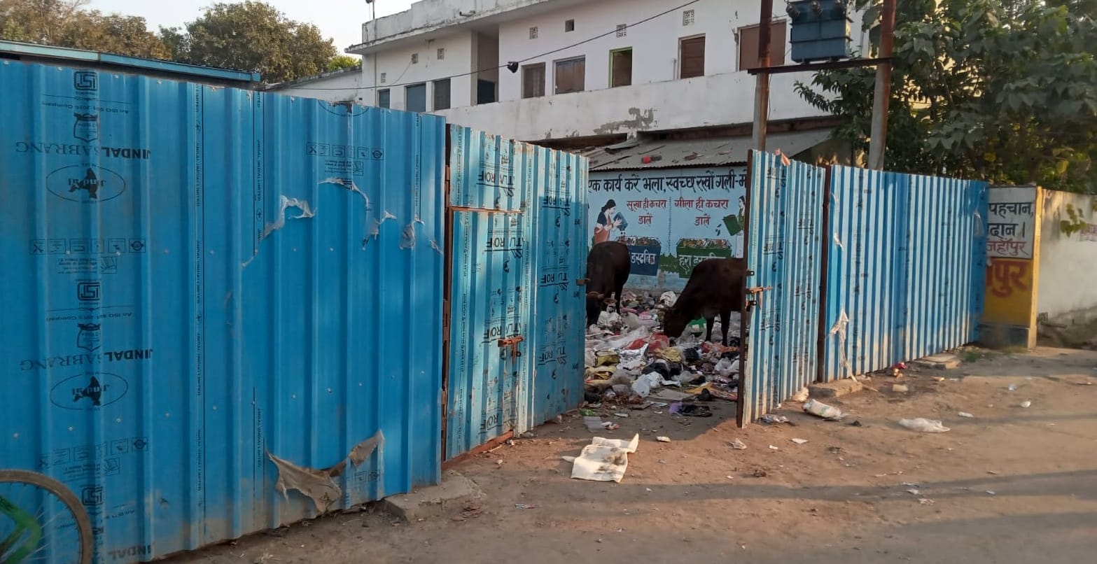 ककरा स्थित एमआरएफ सेंटर पर पड़ा कूड़ा। संवाद
