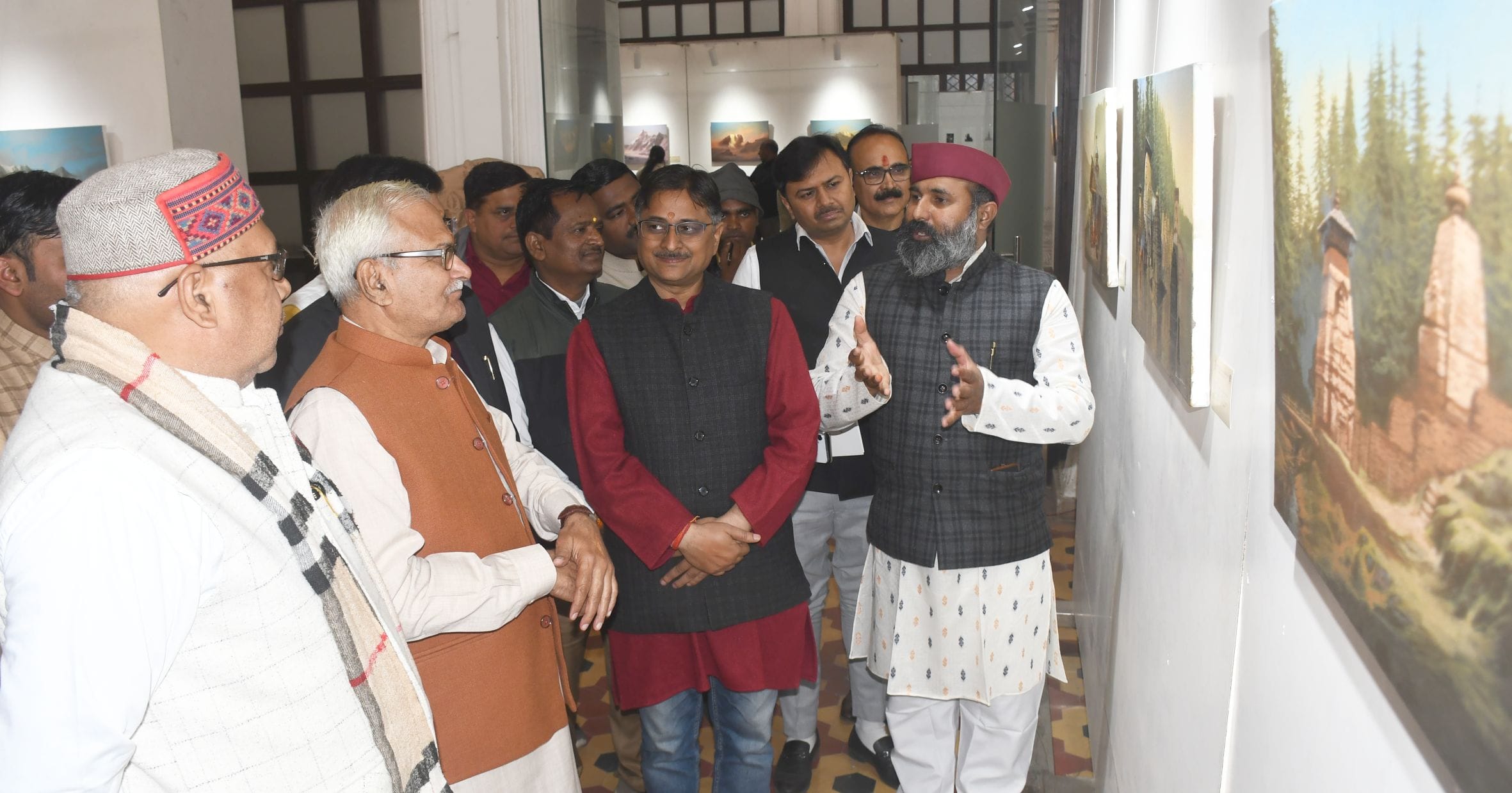 कैसरबाग में लाल बारादरी स्थित राज्य ललित कला अकादमी में सोमवार को तीन दिवसीय कला प्रदर्शनी की कैसरबाग में लाल बारादरी स्थित राज्य ललित कला अकादमी में सोमवार को तीन दिवसीय कला प्रदर्शनी की