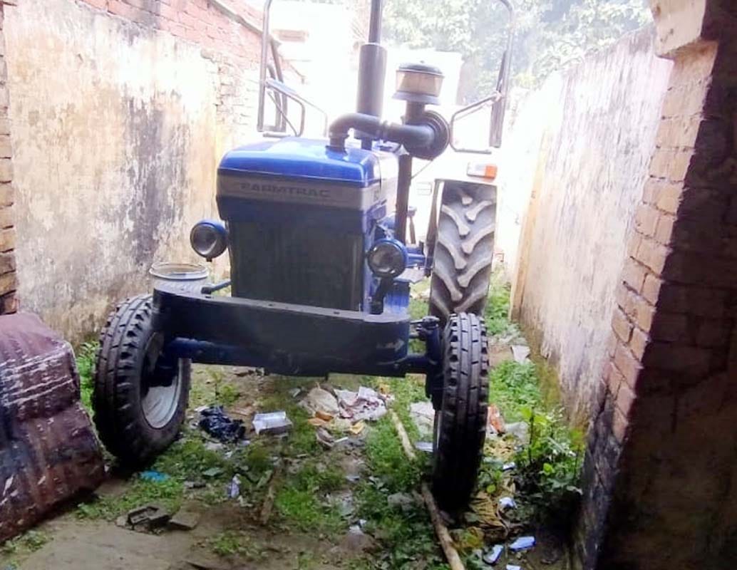 खुटार में गेहूं जुता खेत दिखाते  गिरजाशंकर और उनके परिजन। संवाद