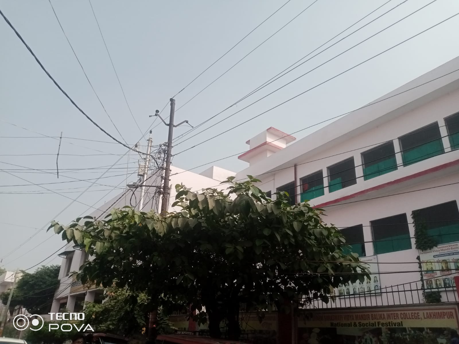 मिश्राना चौकी के पास एक स्कूल सामने नहीं कराया गया रीवैंप का काम, उलझे हुए तार। संवाद मिश्राना चौकी के पास एक स्कूल सामने नहीं कराया गया रीवैंप का काम, उलझे हुए तार। संवाद
