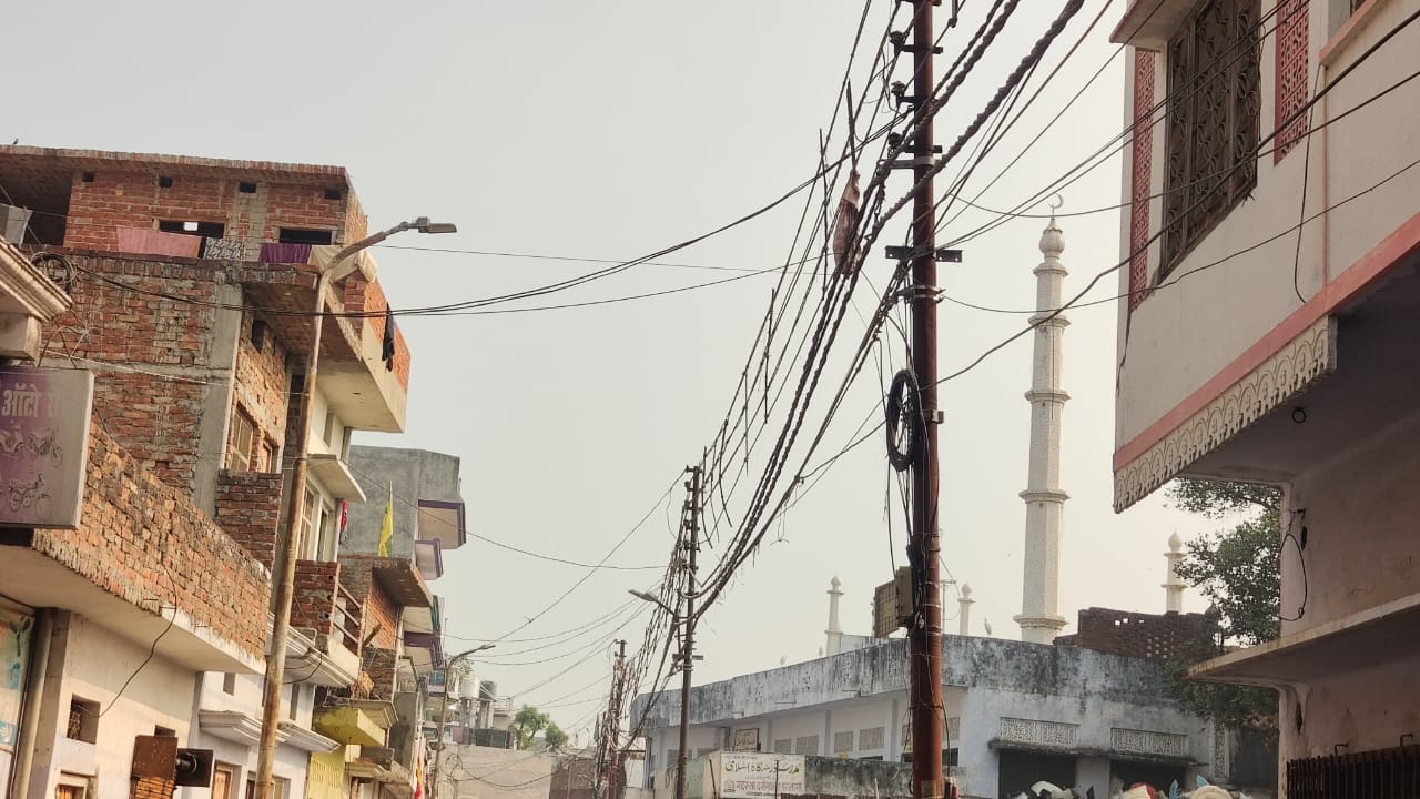 मिश्राना चौकी के पास एक स्कूल सामने नहीं कराया गया रीवैंप का काम, उलझे हुए तार। संवाद मिश्राना चौकी के पास एक स्कूल सामने नहीं कराया गया रीवैंप का काम, उलझे हुए तार। संवाद