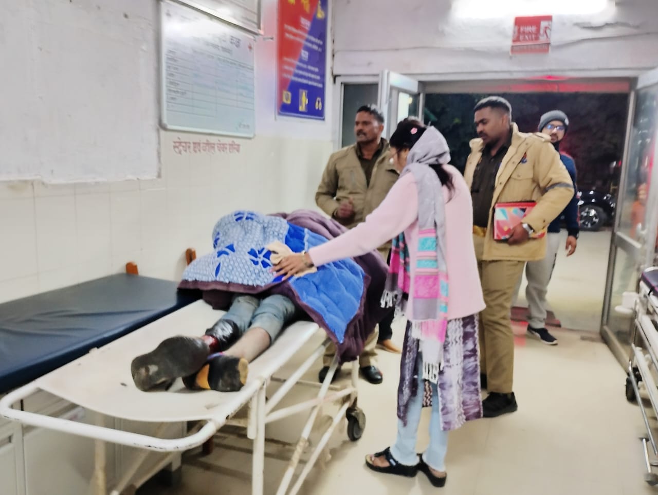 माधोटांडा मार्ग पर निर्माणाधीन पुलिया पर सरिया में घुसी डीसीएम में फंसे युवक को बाहर निकलते लोग माधोटांडा मार्ग पर निर्माणाधीन पुलिया पर सरिया में घुसी डीसीएम में फंसे युवक को बाहर निकलते लोग