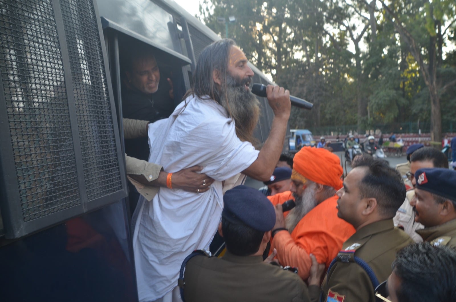 पुलिस मुख्यालय कूच करते हिंदू रक्षा दल के कार्यकर्ताओं को कनक चौक पर गिरफ्तार करती पुलिस। संवाद पुलिस मुख्यालय कूच करते हिंदू रक्षा दल के कार्यकर्ताओं को कनक चौक पर गिरफ्तार करती पुलिस। संवाद