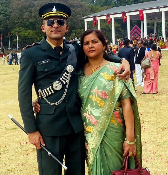 परिजनों के साथ लेफ्टिनेंट रचित सिंह बेनीवाल। स्रोत परिजन परिजनों के साथ लेफ्टिनेंट रचित सिंह बेनीवाल। स्रोत परिजन