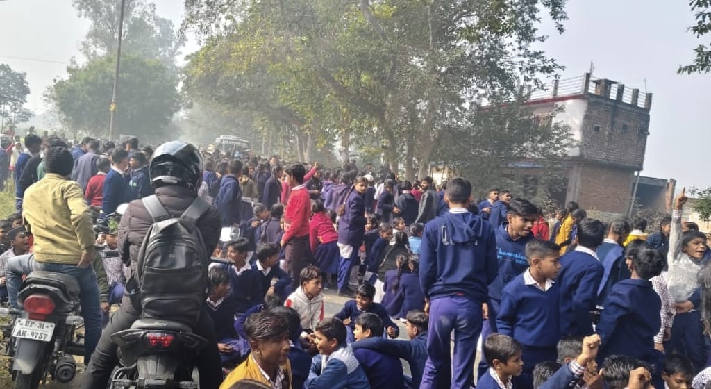 प्रदर्शन के दौरान बेहोश छात्रा। स्रोत : सोशल मीडिया प्रदर्शन के दौरान बेहोश छात्रा। स्रोत : सोशल मीडिया