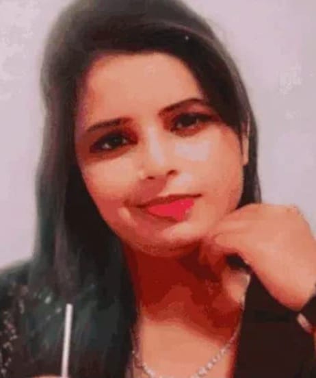 पोस्टमार्टम हाउस के बाहर पहुंचे मृतका उमा के परिजन। संवाद पोस्टमार्टम हाउस के बाहर पहुंचे मृतका उमा के परिजन। संवाद