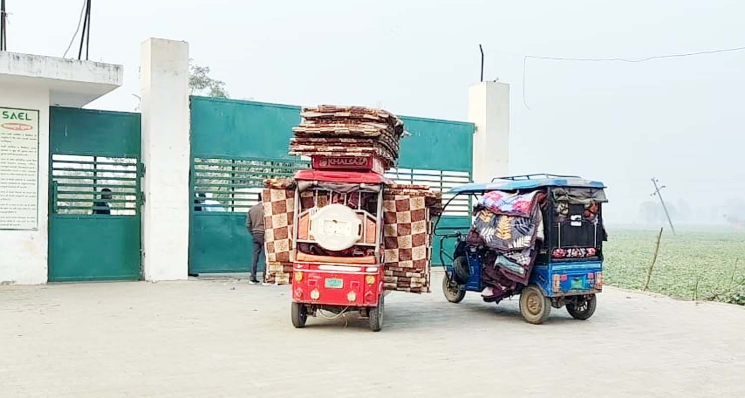 सेल एग्रो कमोडिटीज के अंदर खड़ीं आयकर अधिकारियों की गाड़ियां और पसरा सन्नाटा। संवाद