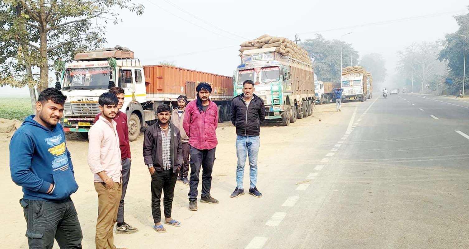 सेल एग्रो कमोडिटीज के अंदर खड़ीं आयकर अधिकारियों की गाड़ियां और पसरा सन्नाटा। संवाद