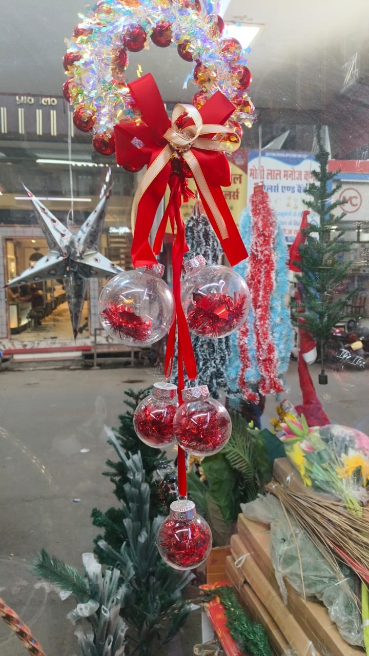 शाहजहांपुर में सदर बाजार क्षेत्र में दुकान पर रखे यीशु मसीह की प्रतिमाएं। संवाद