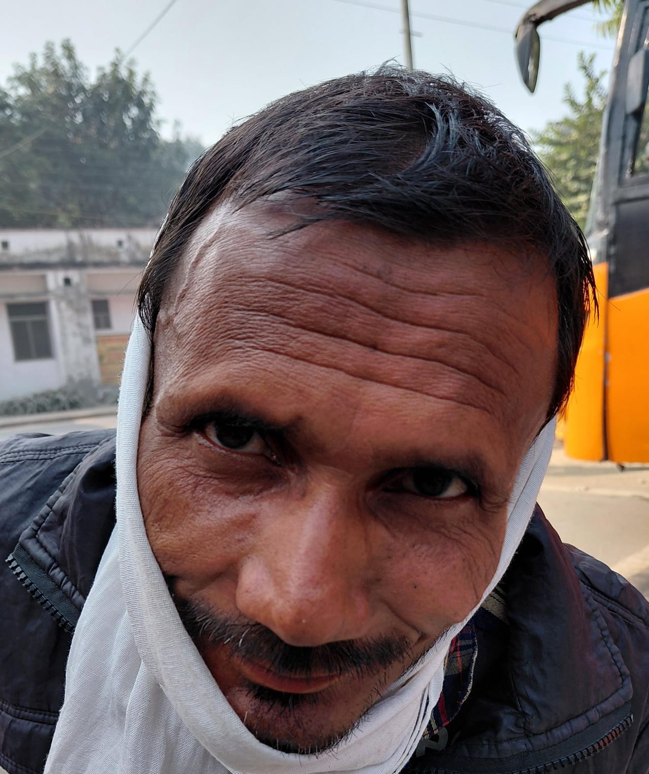 दोनों पैरो से दिव्व्यांग नसीम बानो। संवाद