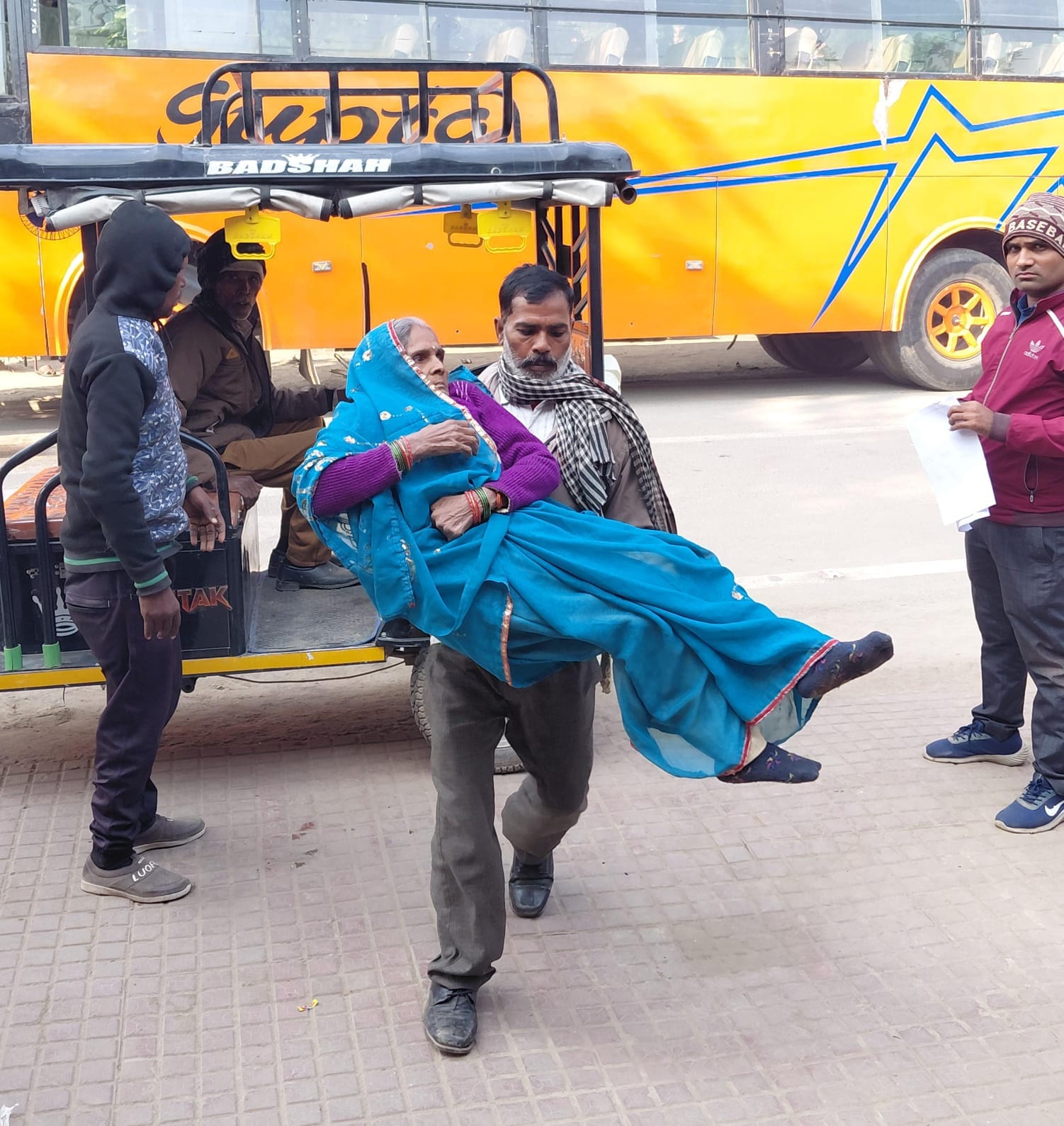 दोनों पैरो से दिव्व्यांग नसीम बानो। संवाद