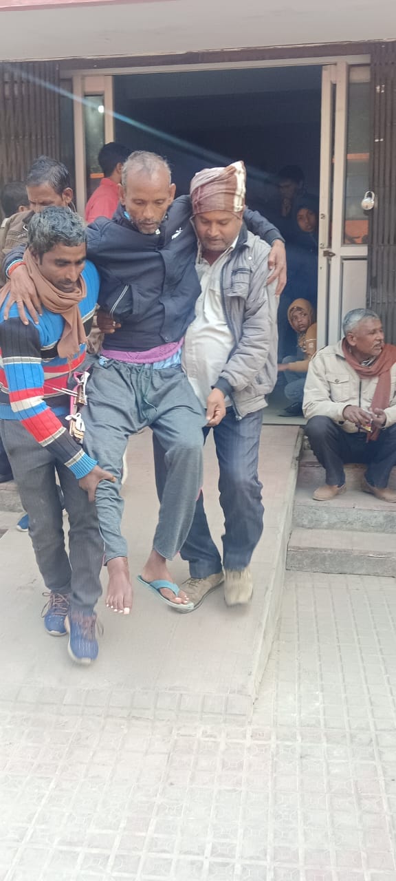 दोनों पैरो से दिव्व्यांग नसीम बानो। संवाद