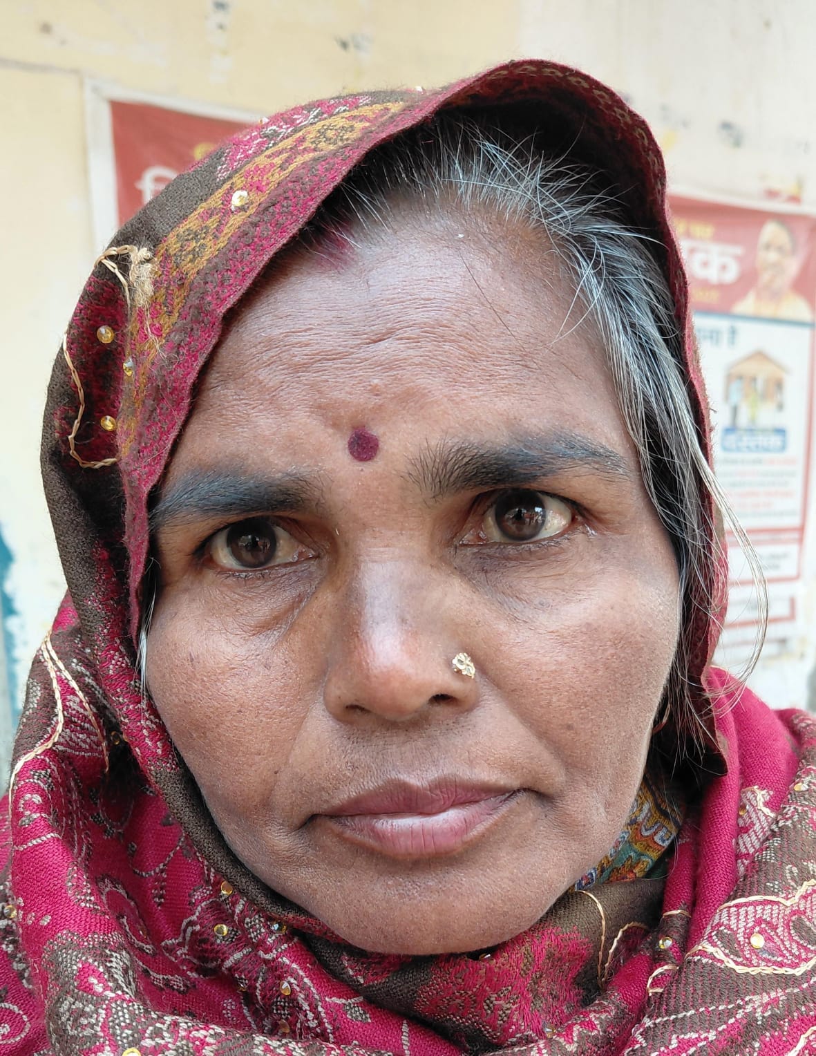 दोनों पैरो से दिव्व्यांग नसीम बानो। संवाद