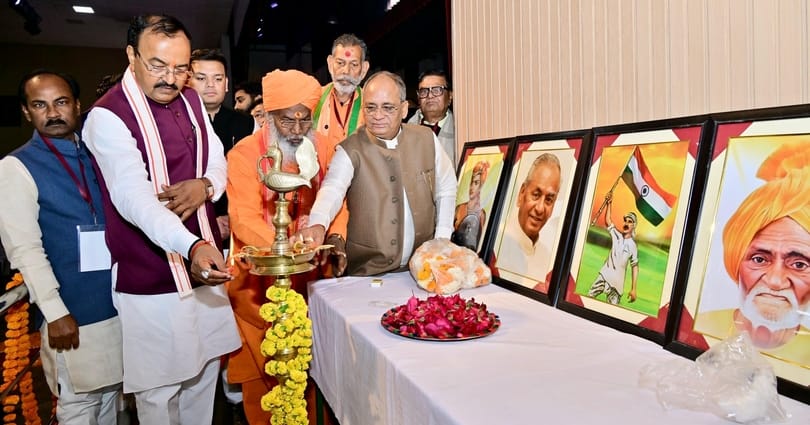 दीप प्रज्ज्वलन करते डिप्टी सीएम केशव प्रसाद मौर्य -स्रोत:आयोजक दीप प्रज्ज्वलन करते डिप्टी सीएम केशव प्रसाद मौर्य -स्रोत:आयोजक