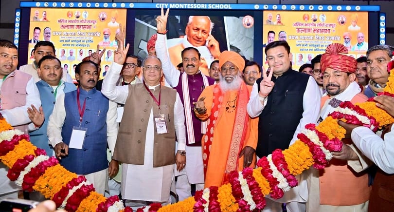 दीप प्रज्ज्वलन करते डिप्टी सीएम केशव प्रसाद मौर्य -स्रोत:आयोजक दीप प्रज्ज्वलन करते डिप्टी सीएम केशव प्रसाद मौर्य -स्रोत:आयोजक