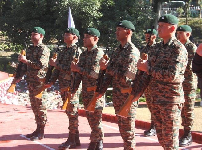 धर्मशाला के शहीद स्मारक में विजय दिवस शहीदों को श्रद्धांजलि देते हुए बिग्रेडियर विजय चाहर। संवा धर्मशाला के शहीद स्मारक में विजय दिवस शहीदों को श्रद्धांजलि देते हुए बिग्रेडियर विजय चाहर। संवा