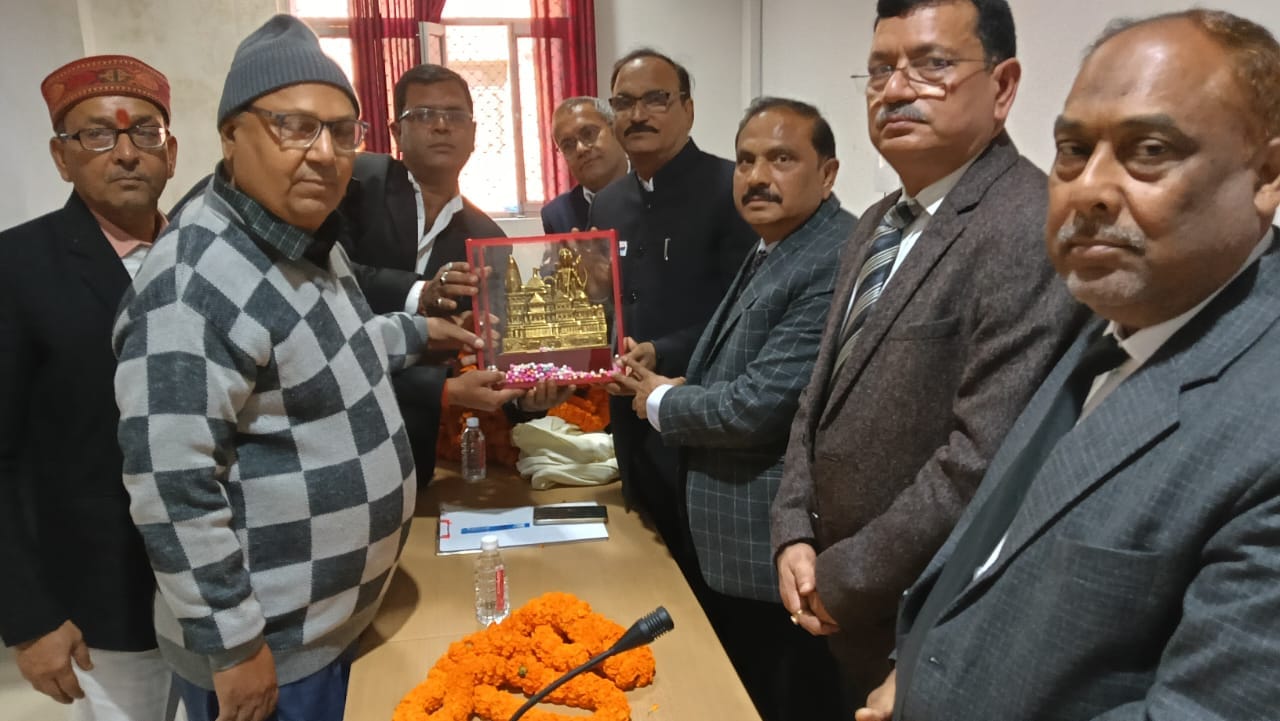 विदाई समारोह के दौरान उपस्थित लोगों को संबोधित करते हुए एडीजे भूपेन्द्र राय । स्रोत - अधिवक्