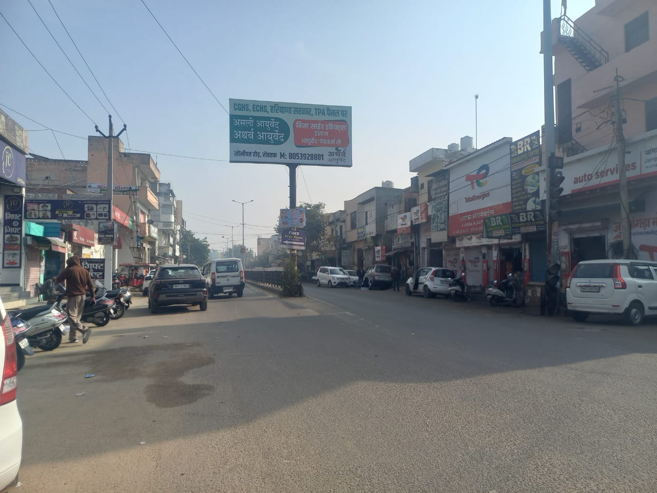 16jjrp15- गुरुग्राम रोड पर लगी स्ट्रीट लाइट के पोल पर लगे अवैध होर्डिंग। संवाद