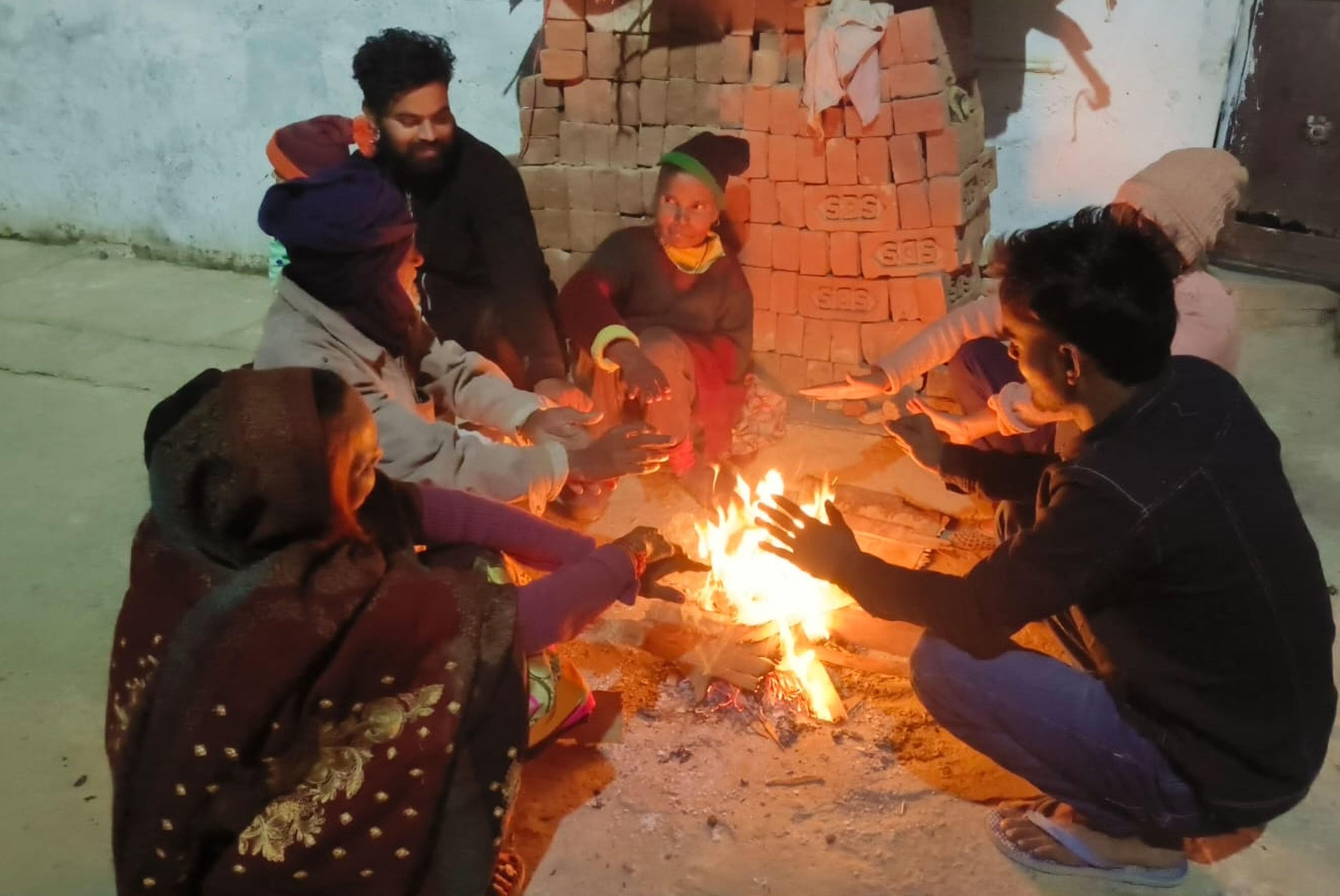 41-भोर में कोहरे के बीच गंतव्य की ओर जाते राहगीर।-संवाद 41-भोर में कोहरे के बीच गंतव्य की ओर जाते राहगीर।-संवाद