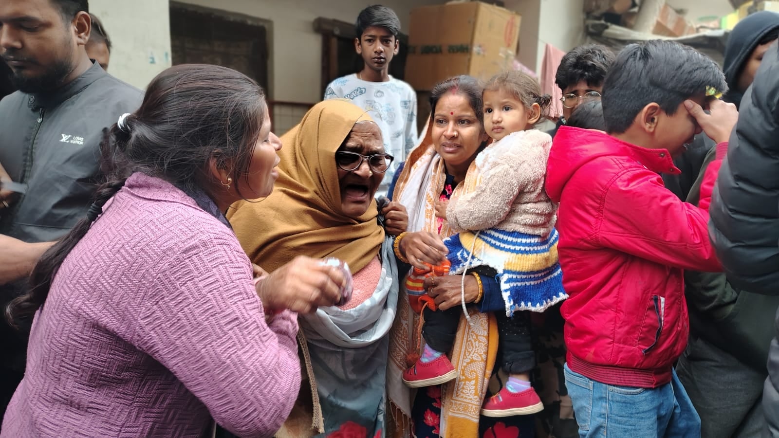 आर्यन जायसवाल व उसके परिवारीजन।