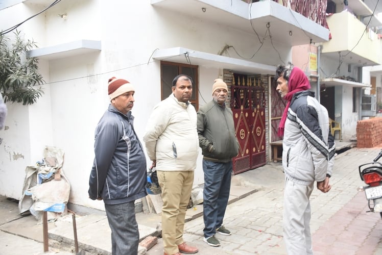 आर्यन जायसवाल व उसके परिवारीजन।