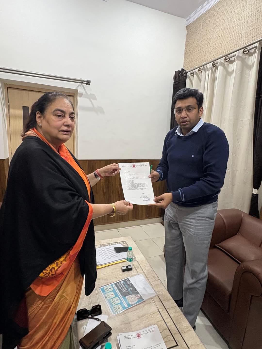 बाह के खरीद केन्द्रों पर क्षमता वृद्धि के लिए डीएम अरविंद मलप्पा बंगारी को पत्र सौंपते हुए बाह बाह के खरीद केन्द्रों पर क्षमता वृद्धि के लिए डीएम अरविंद मलप्पा बंगारी को पत्र सौंपते हुए बाह