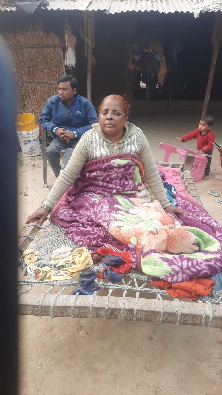 बस्ती में घायल बेलहर के वार्ड दो निवासी असरून्निशा के घर जुटी भीड़-संवाद बस्ती में घायल बेलहर के वार्ड दो निवासी असरून्निशा के घर जुटी भीड़-संवाद