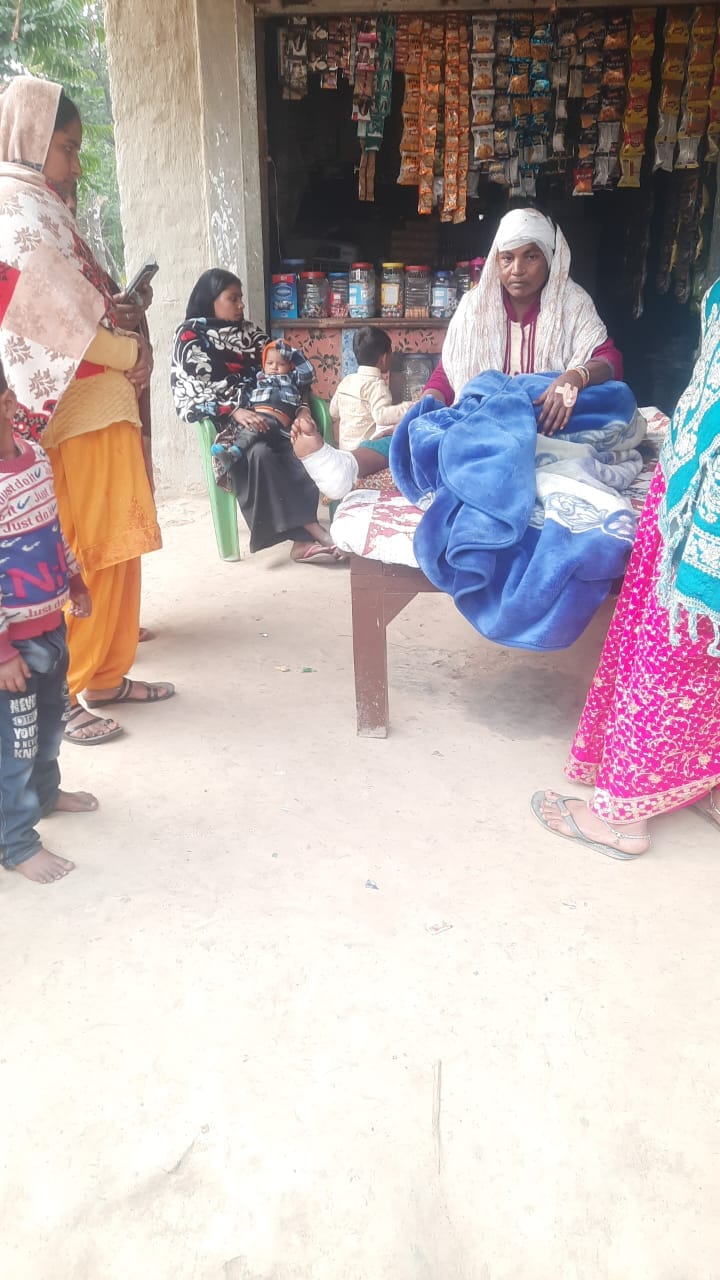 बस्ती में घायल बेलहर के वार्ड दो निवासी असरून्निशा के घर जुटी भीड़-संवाद बस्ती में घायल बेलहर के वार्ड दो निवासी असरून्निशा के घर जुटी भीड़-संवाद