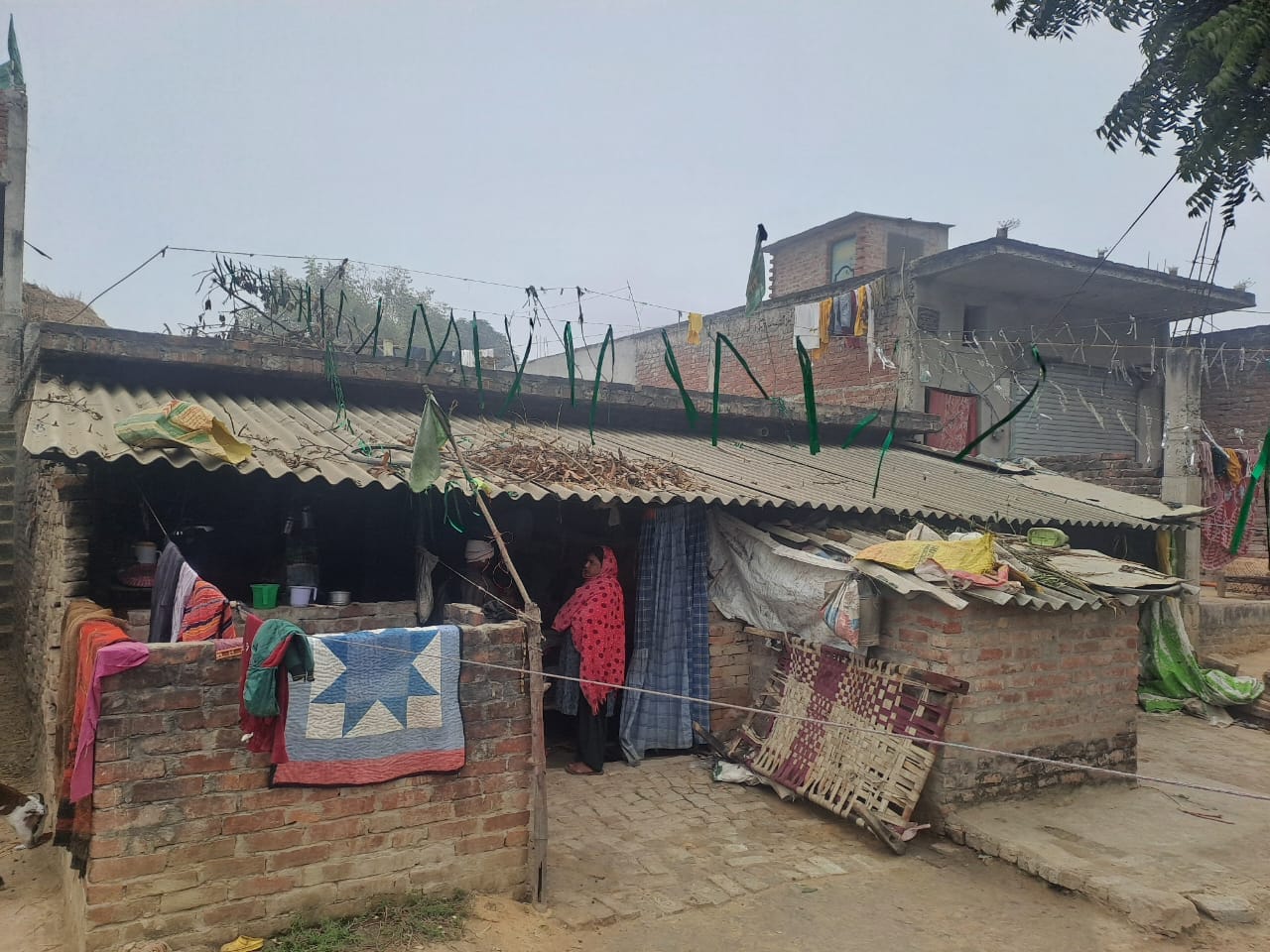 बस्ती में घायल बेलहर के वार्ड दो निवासी असरून्निशा के घर जुटी भीड़-संवाद बस्ती में घायल बेलहर के वार्ड दो निवासी असरून्निशा के घर जुटी भीड़-संवाद