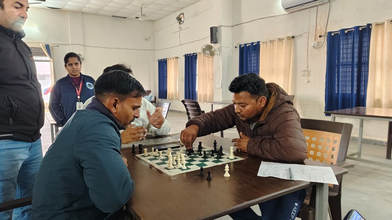 डायट में हो रही खेलकूद प्रतियोगिता में टेबल टेनिस में प्रतिभाग करते शिक्षक स्रोत : आयोजक डायट में हो रही खेलकूद प्रतियोगिता में टेबल टेनिस में प्रतिभाग करते शिक्षक स्रोत : आयोजक