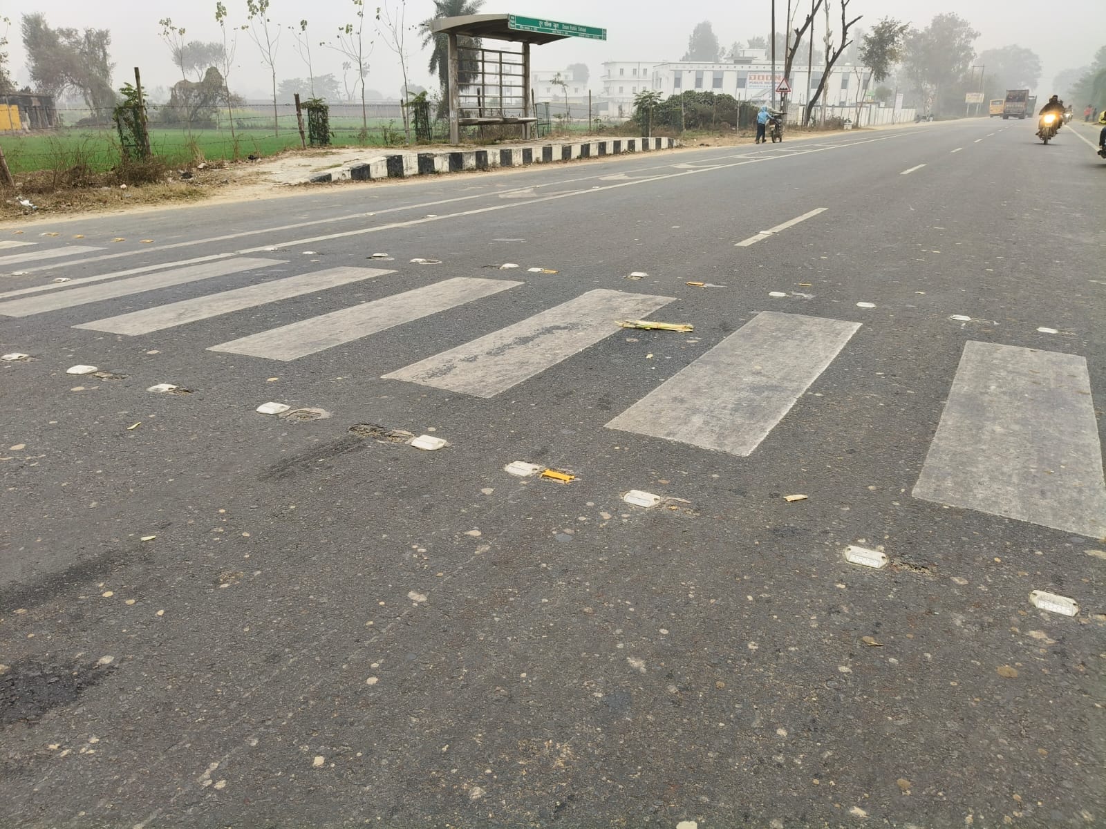 ढखेरवा से सिसैया मार्ग पर झाड़ियों में छिप गई सफेद पट्टी। संवाद ढखेरवा से सिसैया मार्ग पर झाड़ियों में छिप गई सफेद पट्टी। संवाद