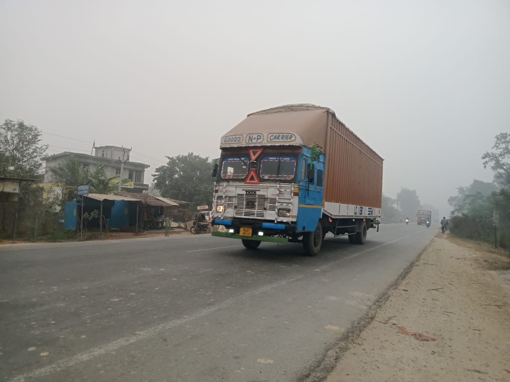 ढखेरवा से सिसैया मार्ग पर झाड़ियों में छिप गई सफेद पट्टी। संवाद ढखेरवा से सिसैया मार्ग पर झाड़ियों में छिप गई सफेद पट्टी। संवाद