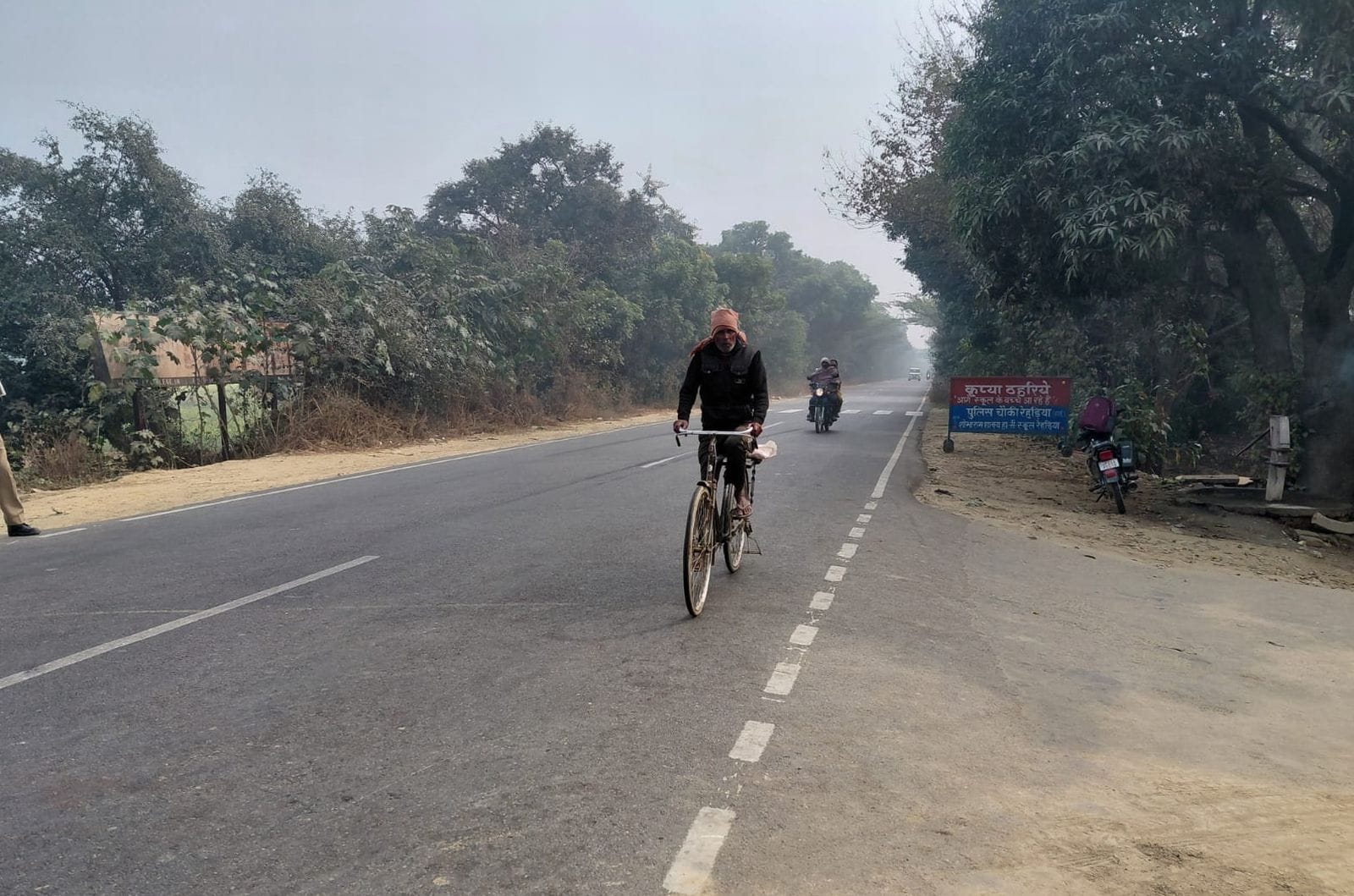 एमएफ हाईवे पर बनकोटा गांव के पास कोहरे में पलटी गन्ने से लदी ट्राली। संवाद