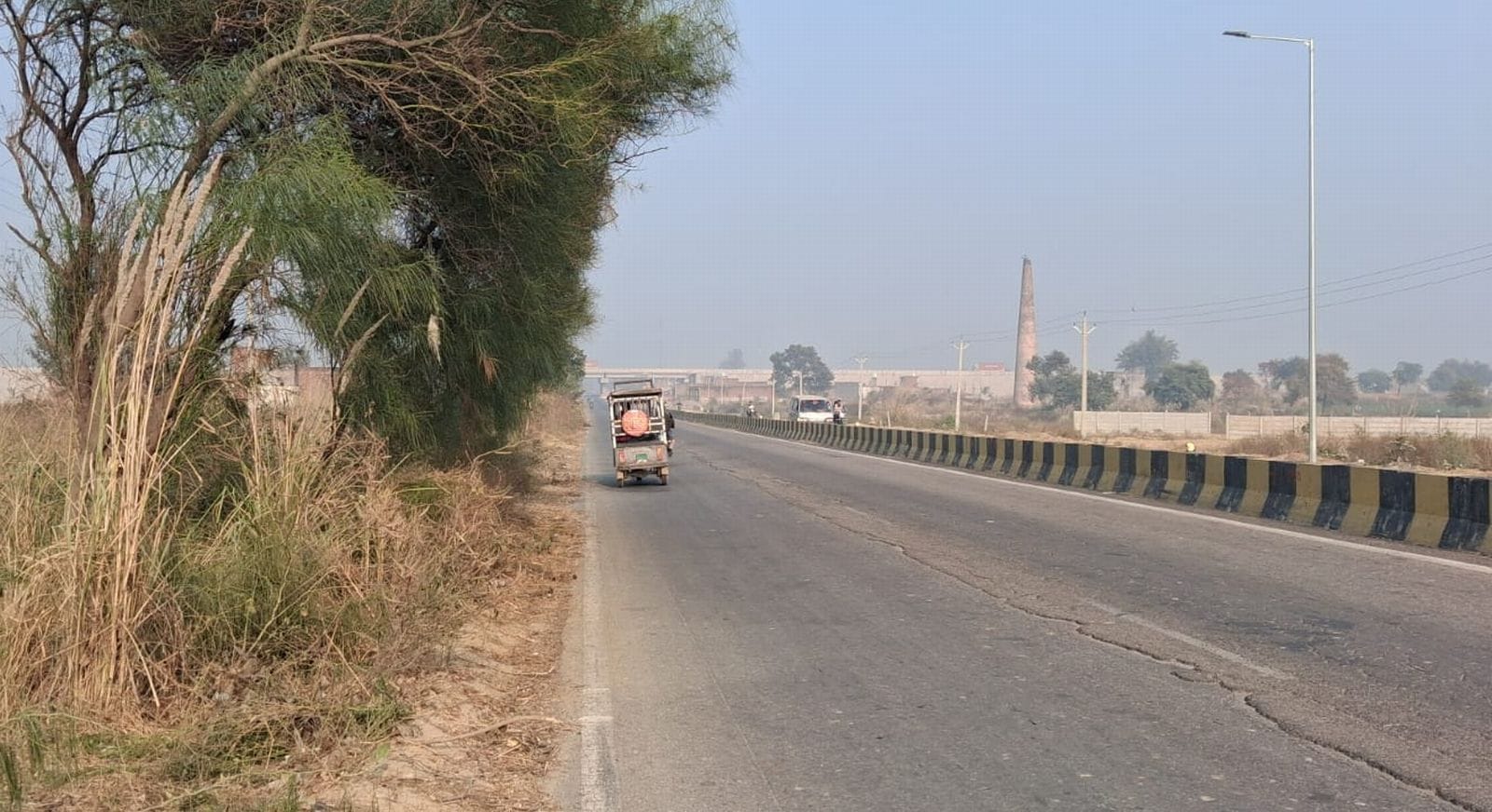 एमएफ हाईवे पर बनकोटा गांव के पास कोहरे में पलटी गन्ने से लदी ट्राली। संवाद