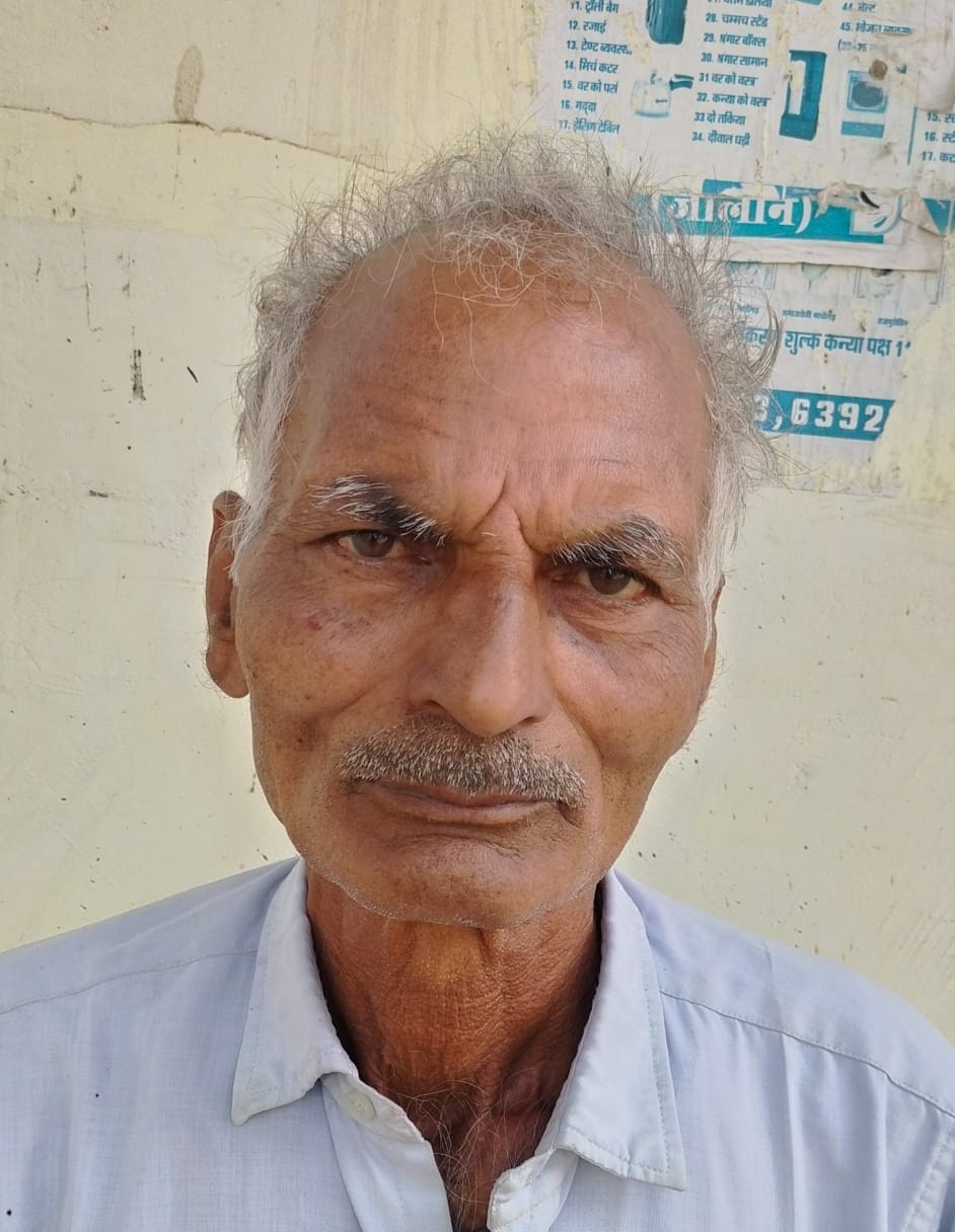 फोटो- 01 चितौरा से धमना तक उखड़ी सड़क। संवाद।