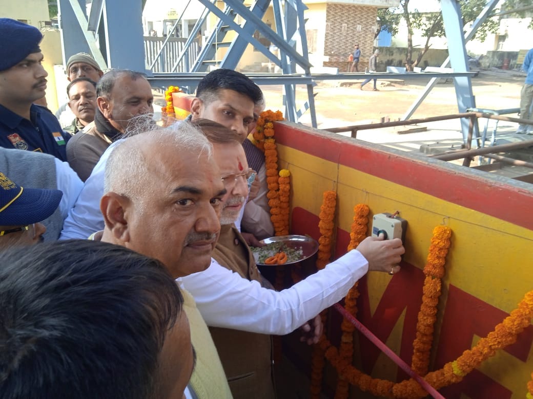 फोटो 01 रोहतक की महम चीनी मिल की चेन में गन्ना डालते डॉ. अरविंद शर्मा व अन्य। संवाद