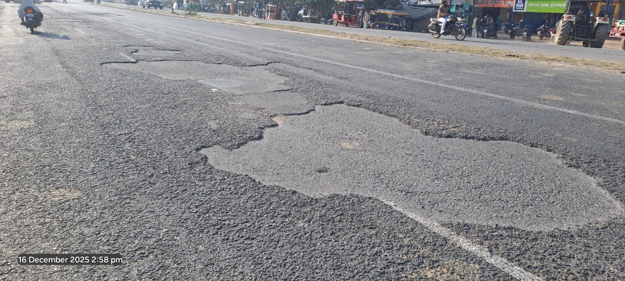 फोटो - 04 टोल से सौ मीटर दूरी पर एक साथ कई गड्ढे। संवाद फोटो - 04 टोल से सौ मीटर दूरी पर एक साथ कई गड्ढे। संवाद