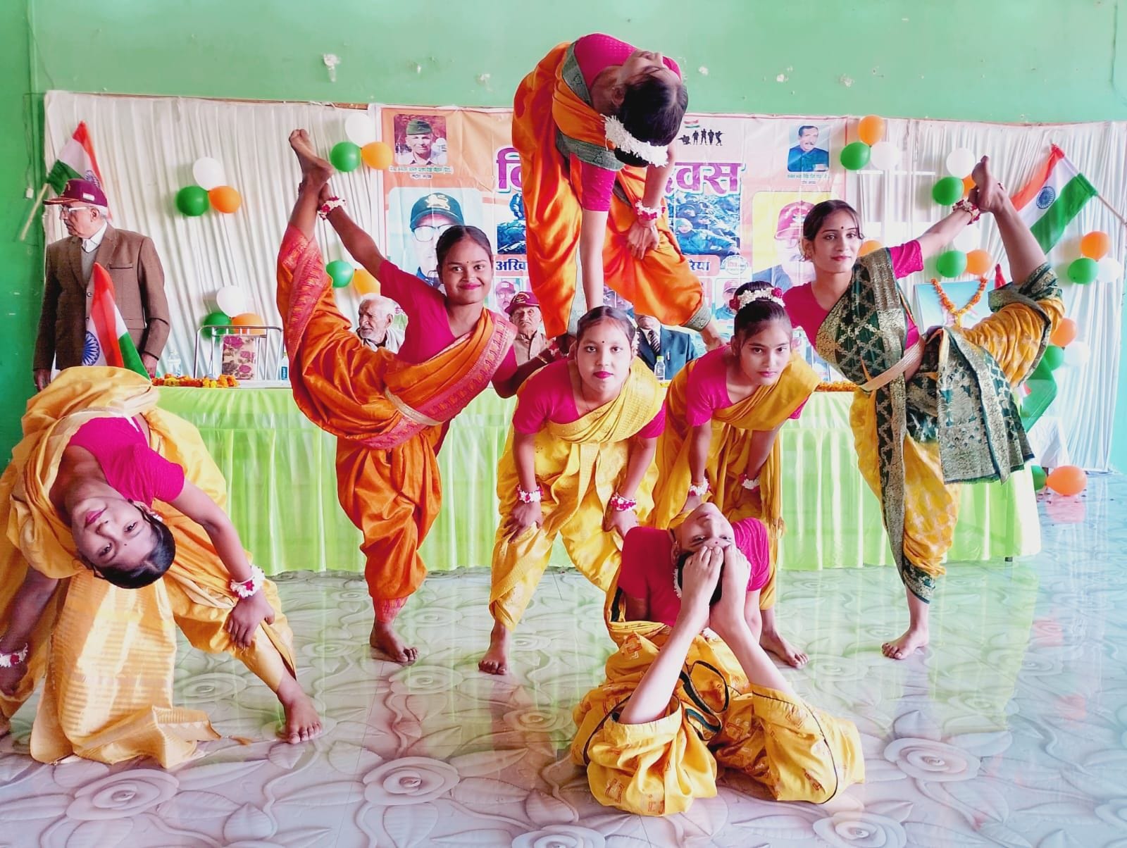 फोटो-10- कार्यक्रम में मौजूद पूर्व सैनिक व वीर नारियां। स्रोत:आयोजक