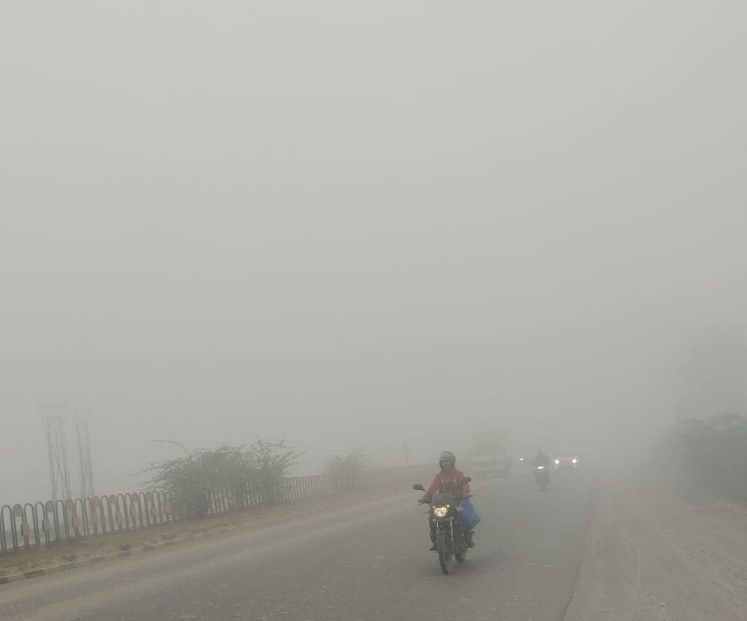 फोटो-16- बांगरमऊ में घने कोहरे के बीच स्कूल पहुंचे छात्र-छात्राएं। संवाद