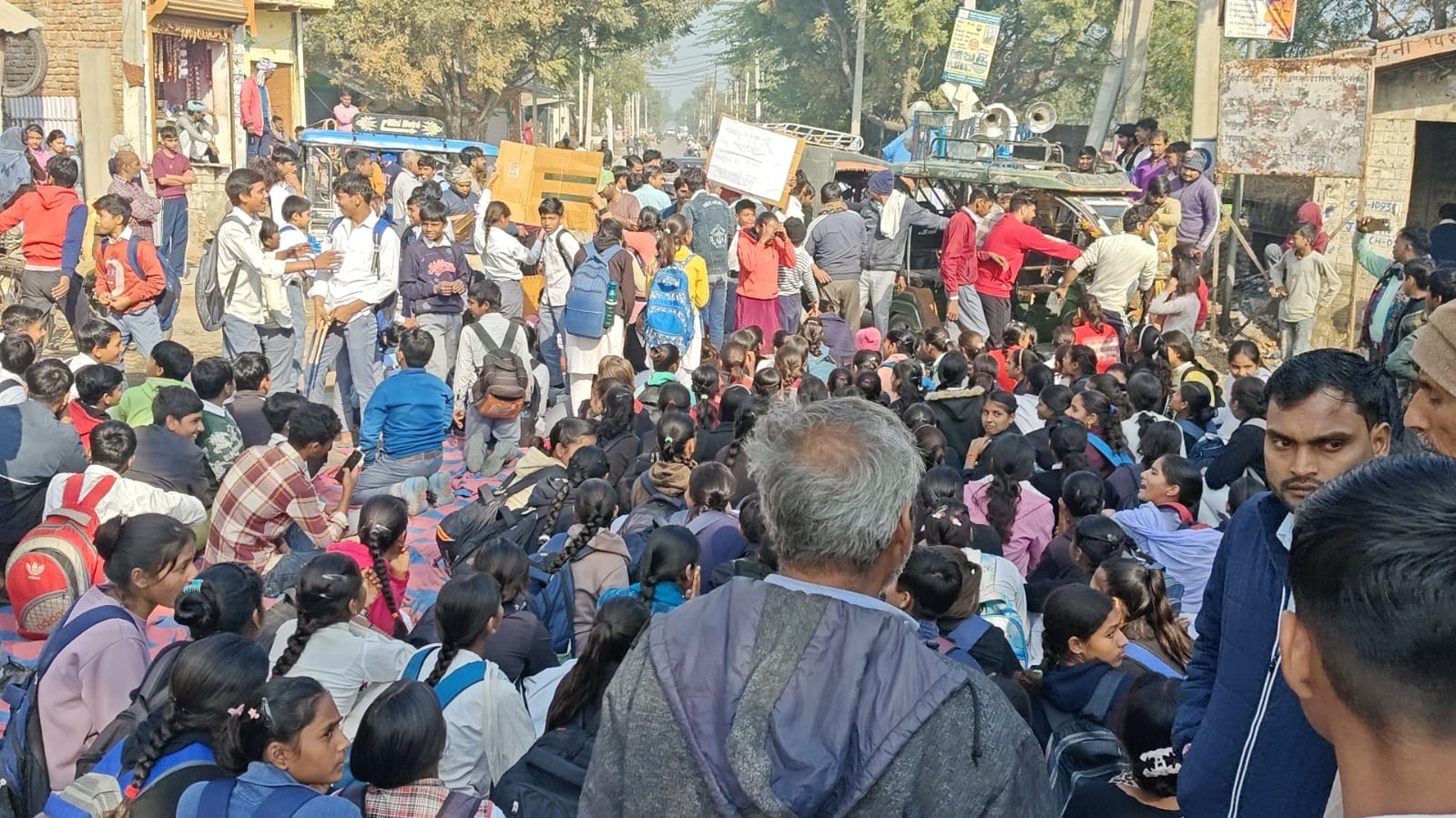 फोटो प्रधानाचार्य के निलंबन पर प्रदर्शन कर रोड जाम करते छात्र छात्राएं फोटो प्रधानाचार्य के निलंबन पर प्रदर्शन कर रोड जाम करते छात्र छात्राएं