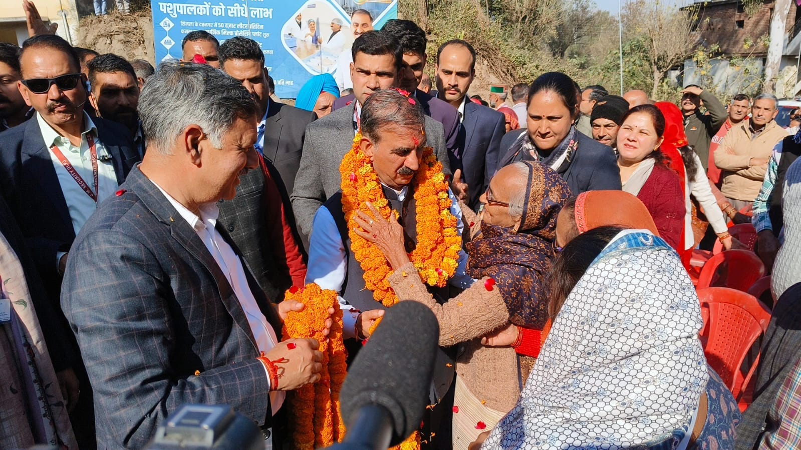 घुमारवीं में आयोजित कार्यक्रम में लोगों को संबोधित करते मुख्यमंत्री। स्रोत: डीपीआरओ