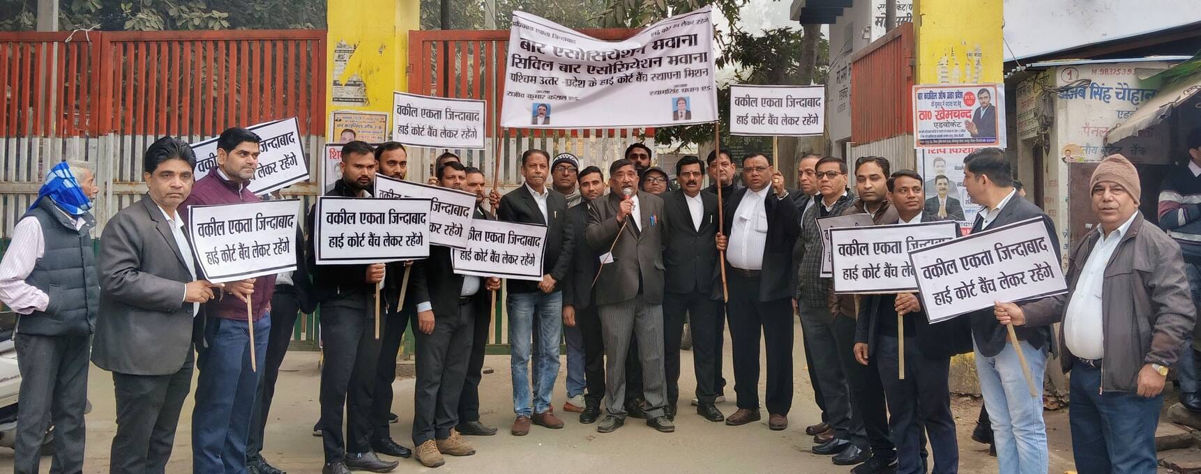 हाई कोर्ट बैंच के समर्थन में बंद बाजार। (बहसूमा) हाई कोर्ट बैंच के समर्थन में बंद बाजार। (बहसूमा)