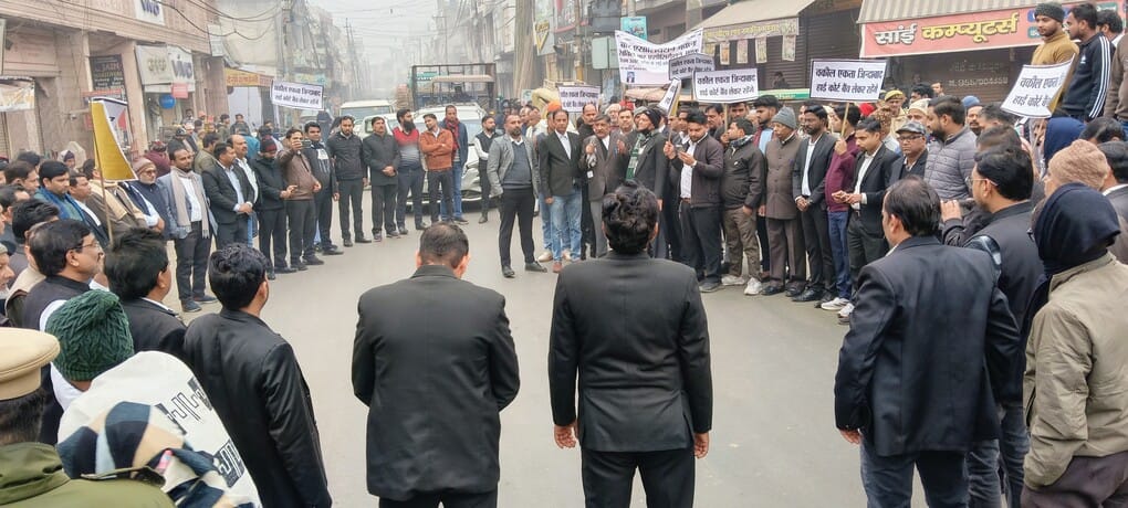 हाई कोर्ट बैंच के समर्थन में बंद बाजार। (बहसूमा) हाई कोर्ट बैंच के समर्थन में बंद बाजार। (बहसूमा)