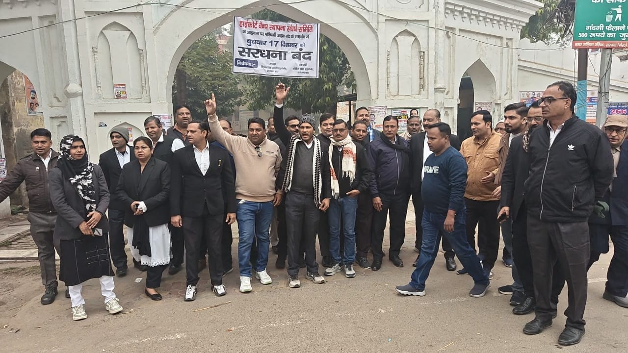 हाई कोर्ट बैंच के समर्थन में बंद बाजार। (बहसूमा) हाई कोर्ट बैंच के समर्थन में बंद बाजार। (बहसूमा)