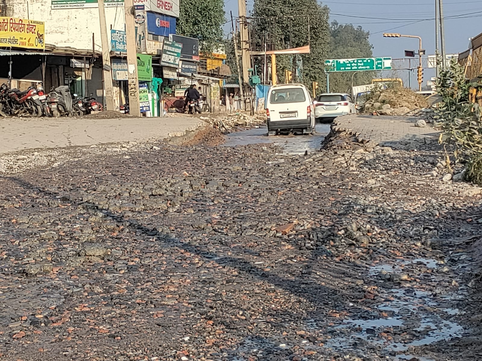 हरियाणा-राजस्थान सीमा पर बना रैंप टूटकर बिखरा। संवाद