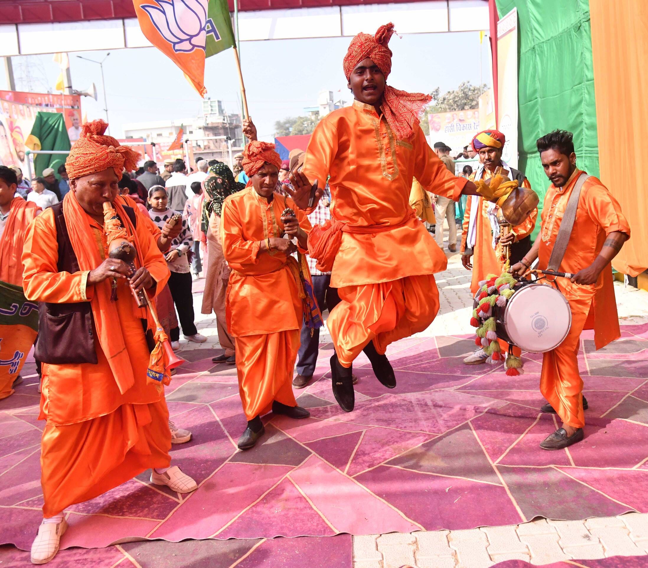 हिसार हासी में आयोजित विकास रैली में जनता का अभिवादन स्वीकार करते हुए ।संवाद हिसार हासी में आयोजित विकास रैली में जनता का अभिवादन स्वीकार करते हुए ।संवाद