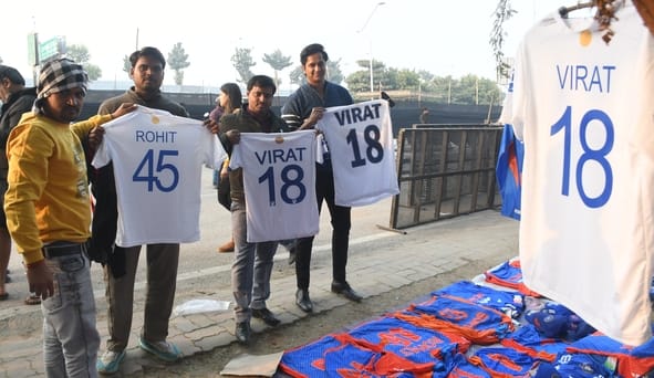 इकाना के बाहर टिकट व टीशर्ट खरीदते लोग। इकाना के बाहर टिकट व टीशर्ट खरीदते लोग।